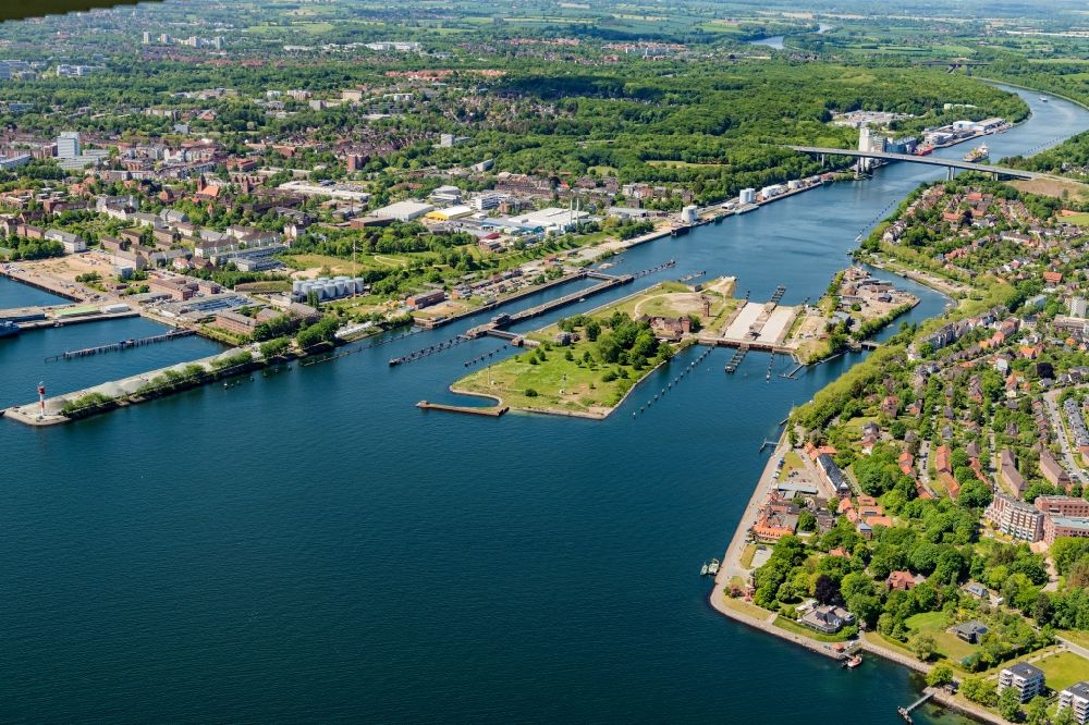 Kiel von oben - Schleusenanlage Kiel-Holtenau Schleuseninsel am Nord-Ostsee-Kanal in Kiel im Bundesland Schleswig-Holstein