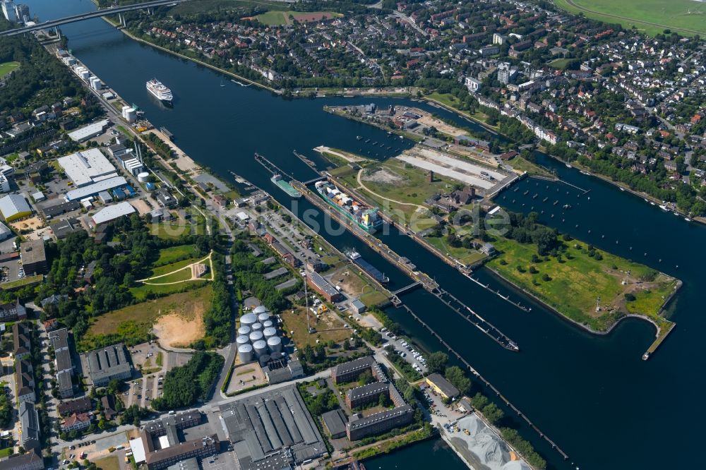 Kiel aus der Vogelperspektive: Schleusenanlage Kiel-Holtenau Schleuseninsel am Nord-Ostsee-Kanal in Kiel im Bundesland Schleswig-Holstein