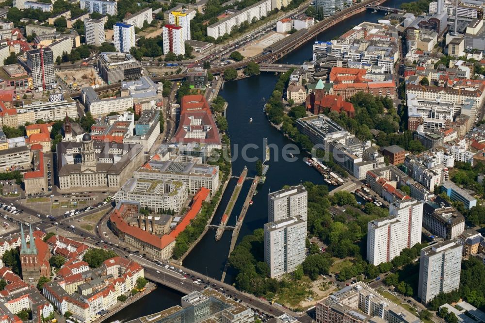 Luftaufnahme Berlin - Schleusenanlagen der Mühlendammschleuse am Ufer der Wasserstraße Spree im Ortsteil Mitte in Berlin, Deutschland