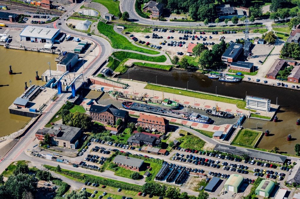 Luftaufnahme Emden - Schleusenanlagen Nesserlander Schleuse in Emden im Bundesland Niedersachsen, Deutschland
