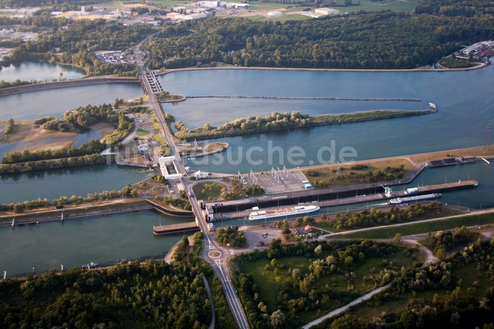 Luftbild Elsass - Schleusenanlagen - Rheinschleuse am Ufer der Wasserstraße des Rhein in Elsass in Alsace-Champagne-Ardenne-Lorraine, Frankreich