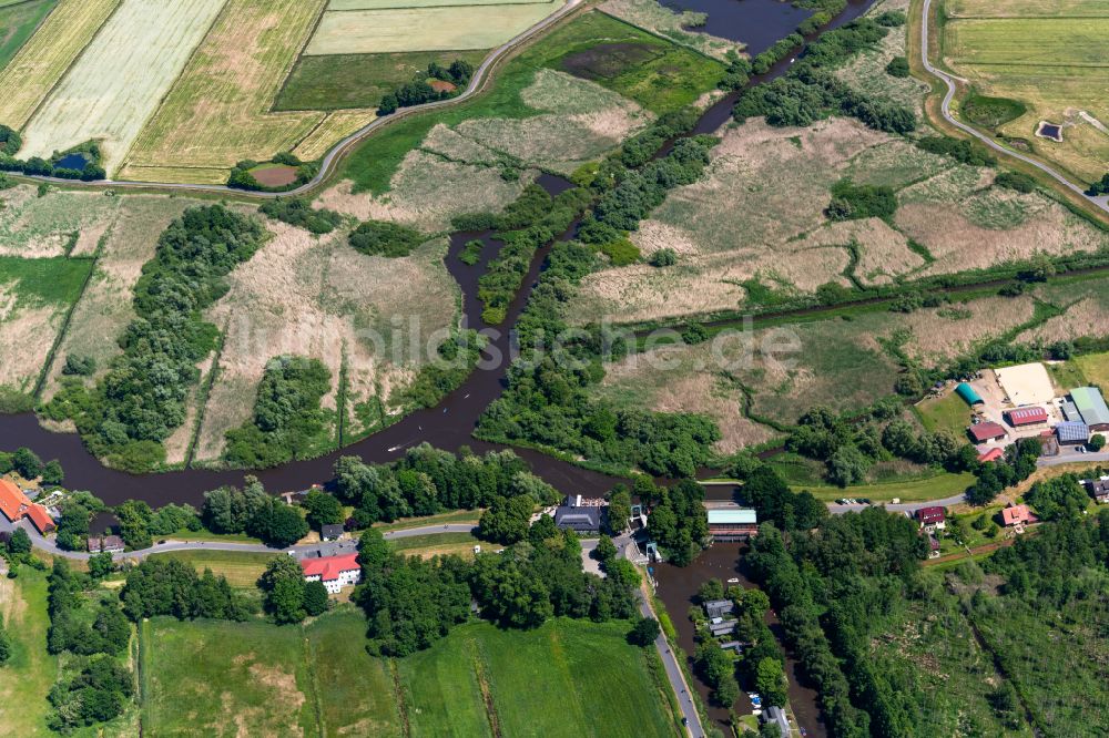 Luftaufnahme Bremen - Schleusenanlagen der Schleuse Kuhsiehl am Abzweig der Wümme - Kuhgraben mit dem Landhaus Kuhsiehl in Bremen, Deutschland