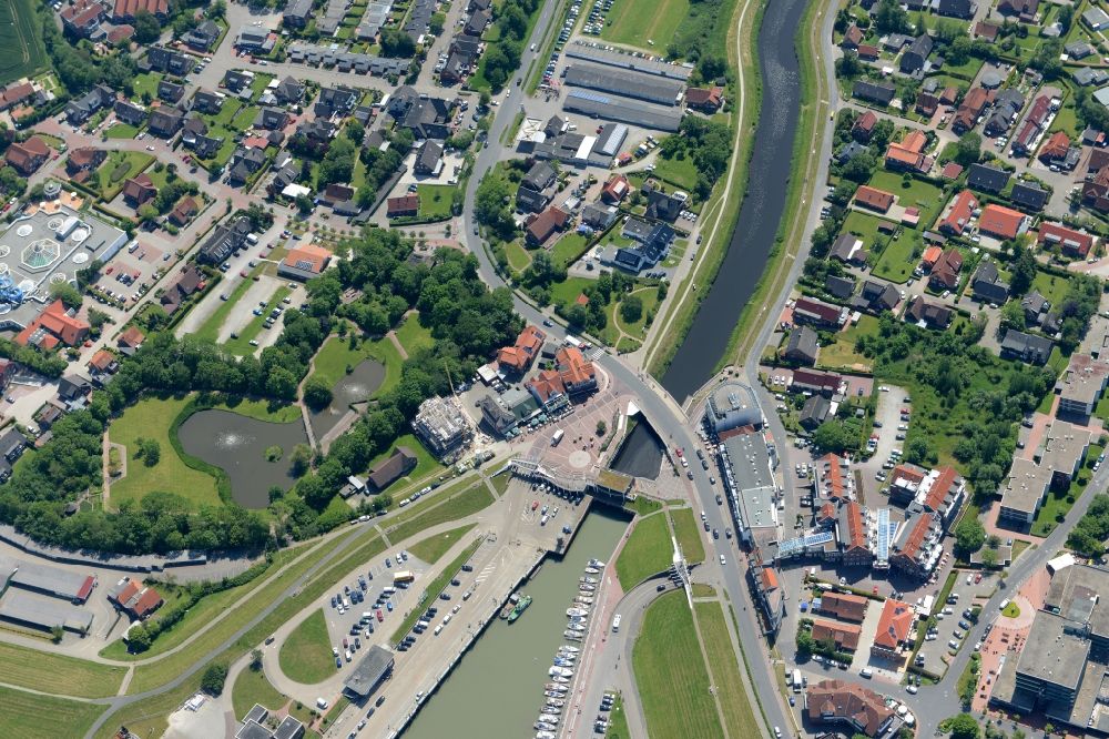 Esens aus der Vogelperspektive: Schleusenanlagen am Ufer der Wasserstraße des Benser Tief - Kanales in Esens im Bundesland Niedersachsen