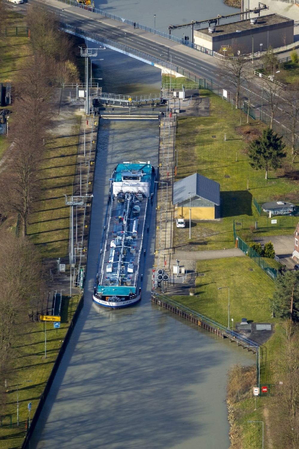 Hamm von oben - Schleusenanlagen am Ufer der Wasserstraße des Datteln-Kanal im Ortsteil Norddinker in Hamm im Bundesland Nordrhein-Westfalen