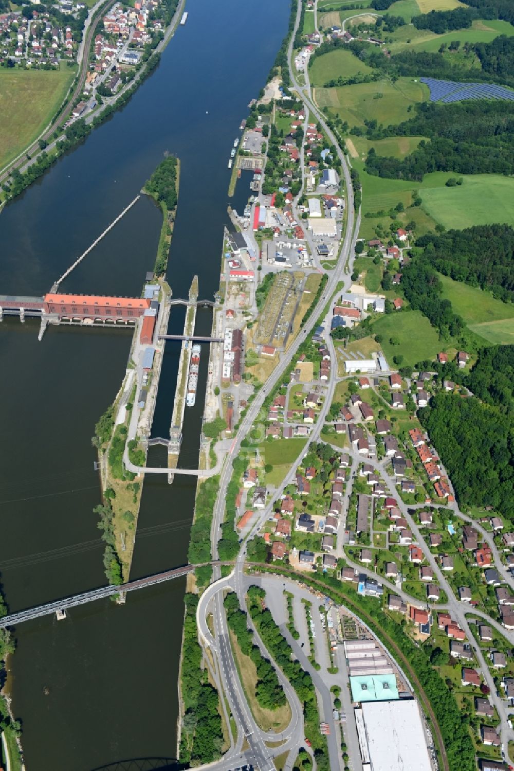 Luftbild Passau - Schleusenanlagen am Ufer der Wasserstraße der Donau im Ortsteil Maierhof in Passau im Bundesland Bayern, Deutschland