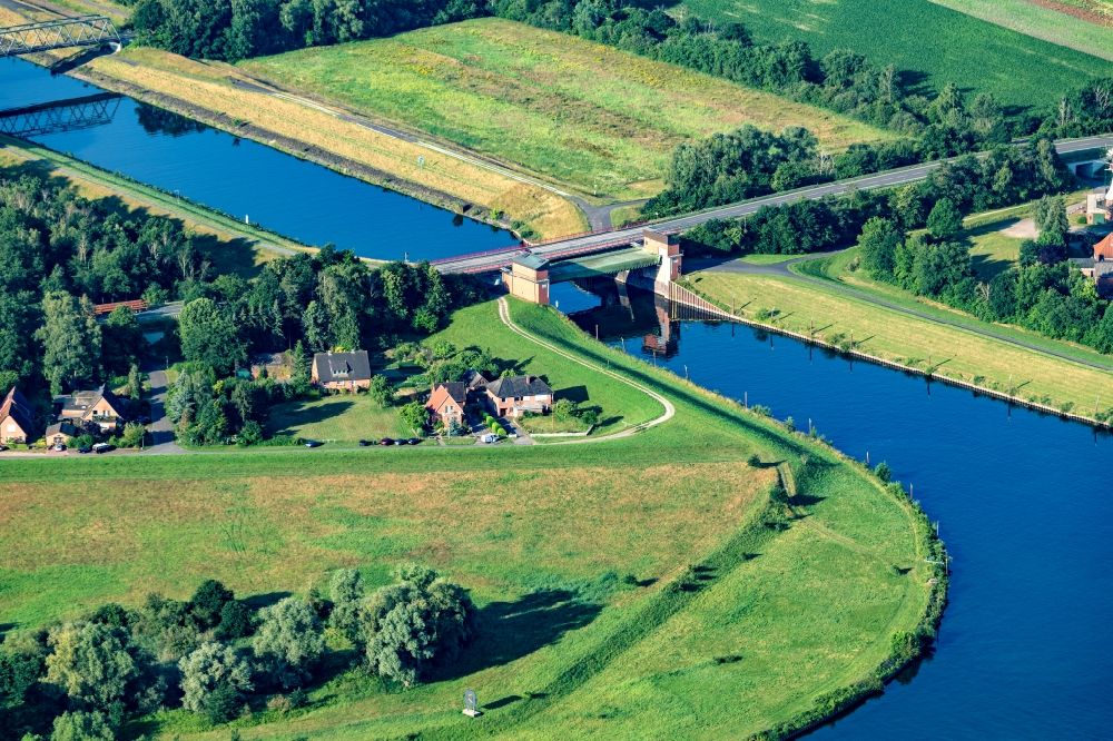 Artlenburg von oben - Schleusenanlagen am Ufer der Wasserstraße der Elbe und des Elbe-Seiten-Kanals in Artlenburg im Bundesland Niedersachsen, Deutschland