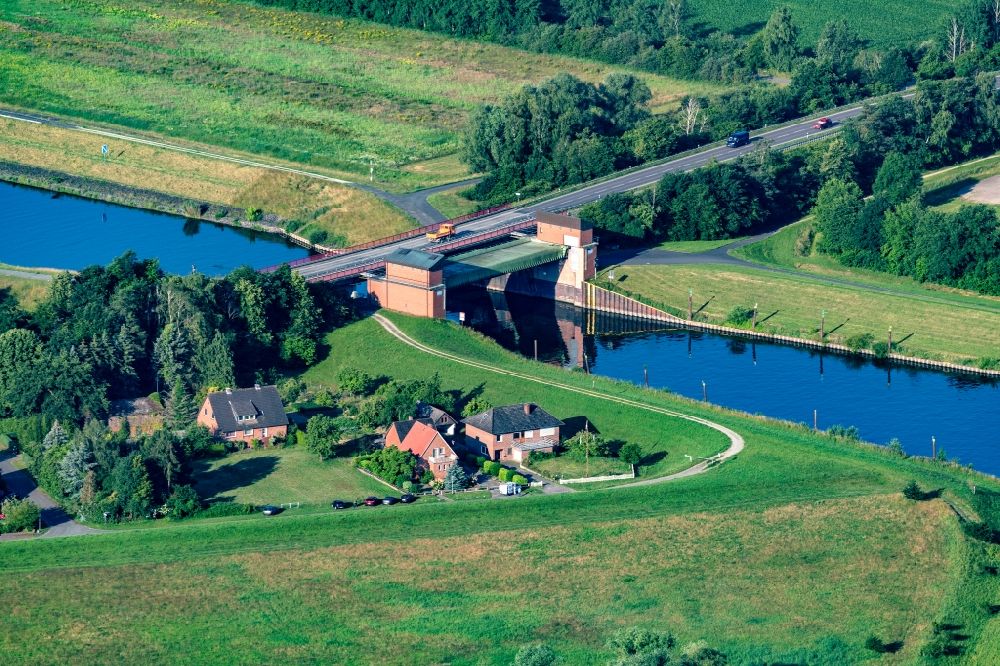 Luftbild Artlenburg - Schleusenanlagen am Ufer der Wasserstraße der Elbe und des Elbe-Seiten-Kanals in Artlenburg im Bundesland Niedersachsen, Deutschland