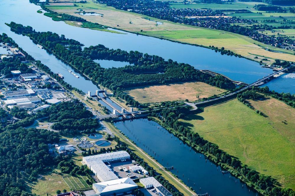 Luftaufnahme Geesthacht - Schleusenanlagen am Ufer der Wasserstraße Elbe in Geesthacht im Bundesland Schleswig-Holstein, Deutschland