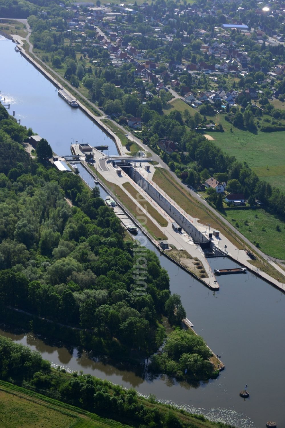 Wusterwitz von oben - Schleusenanlagen am Ufer der Wasserstraße des Elbe-Havel-Kanales in Wusterwitz im Bundesland Brandenburg