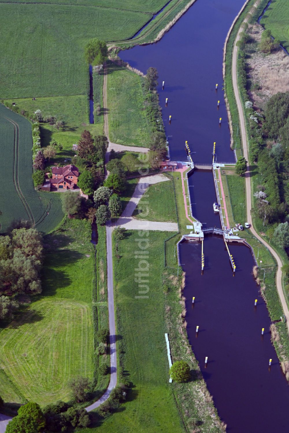 Behlendorf von oben - Schleusenanlagen am Ufer der Wasserstraße Elbe-Lübeck-Kanal in Behlendorf im Bundesland Schleswig-Holstein, Deutschland