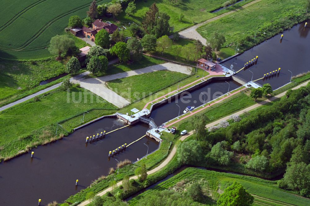 Behlendorf von oben - Schleusenanlagen am Ufer der Wasserstraße Elbe-Lübeck-Kanal in Behlendorf im Bundesland Schleswig-Holstein, Deutschland