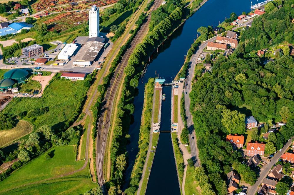 Lauenburg/Elbe von oben - Schleusenanlagen am Ufer der Wasserstraße Elbe-Seiten-Kanal in Lauenburg/Elbe im Bundesland Schleswig-Holstein, Deutschland