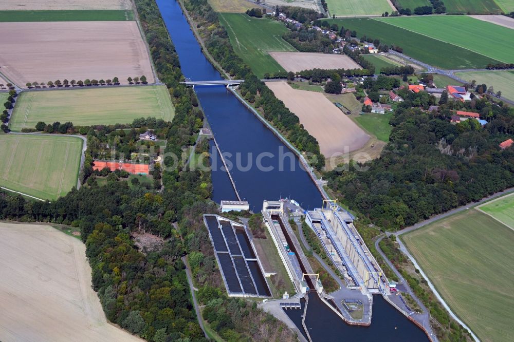 Esterholz aus der Vogelperspektive: Schleusenanlagen am Ufer der Wasserstraße Elbe-Seitenkanal in Esterholz im Bundesland Niedersachsen, Deutschland