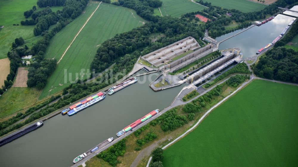 Wrestedt von oben - Schleusenanlagen am Ufer der Wasserstraße Elbe-Seitenkanal in Esterholz im Bundesland Niedersachsen, Deutschland