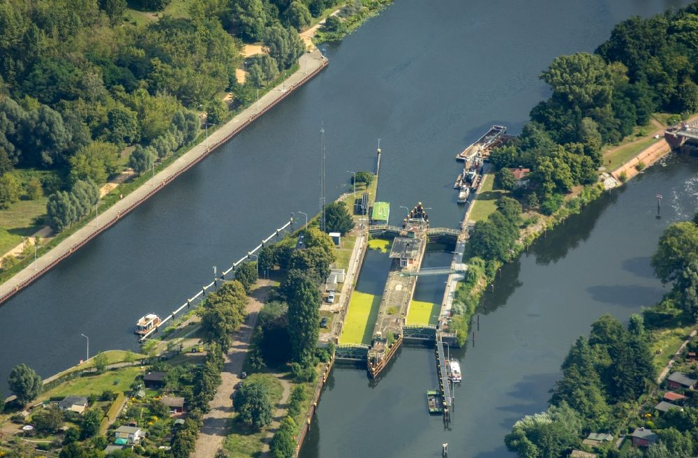 Luftbild Berlin - Schleusenanlagen am Ufer der Wasserstraße des Flusses Spree in Berlin