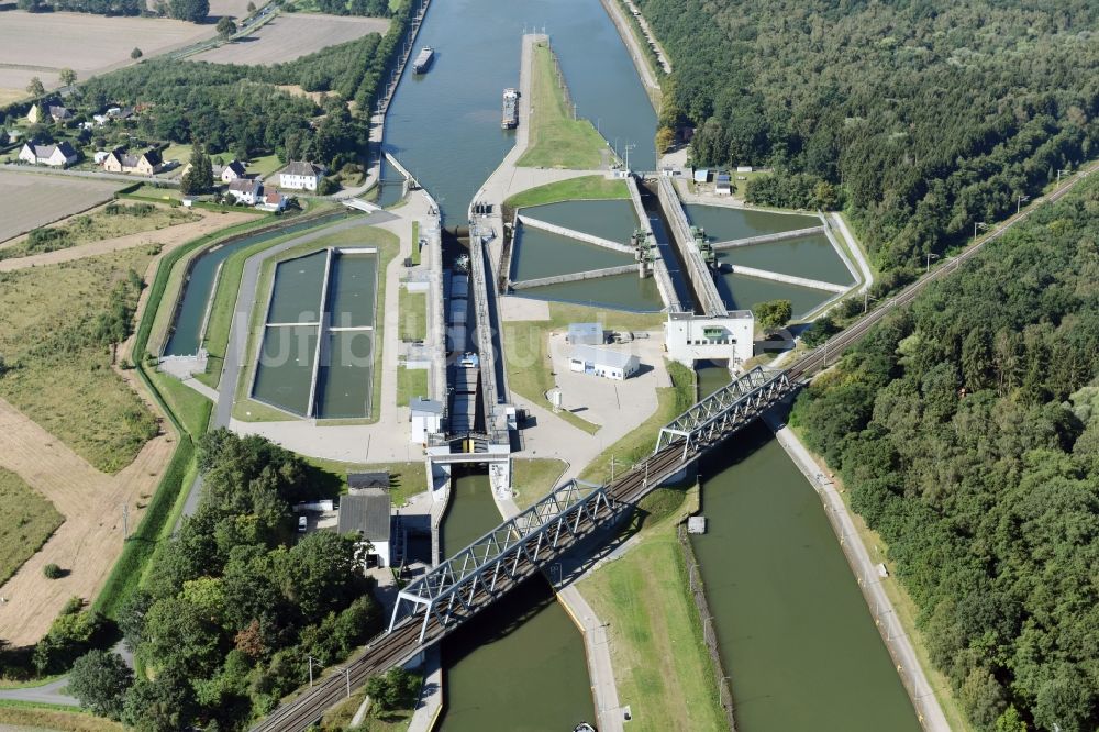 Luftaufnahme Sülfeld - Schleusenanlagen am Ufer der Wasserstraße des Mittellandkanal in Sülfeld im Bundesland Niedersachsen