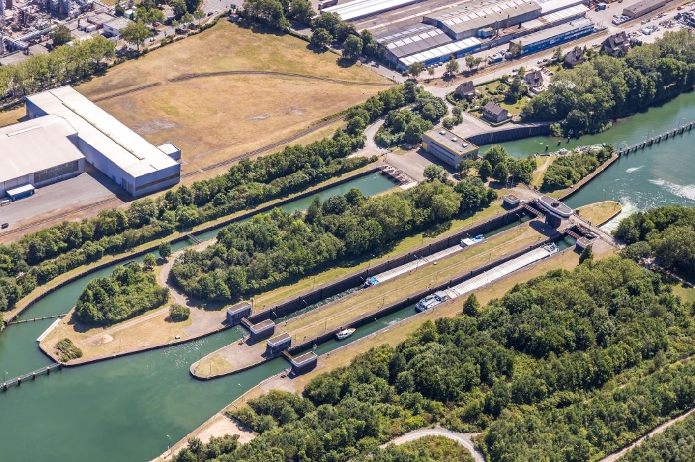 Luftaufnahme Gelsenkirchen - Schleusenanlagen am Ufer der Wasserstraße des Rhein-Herne-Kanals in Gelsenkirchen im Bundesland Nordrhein-Westfalen