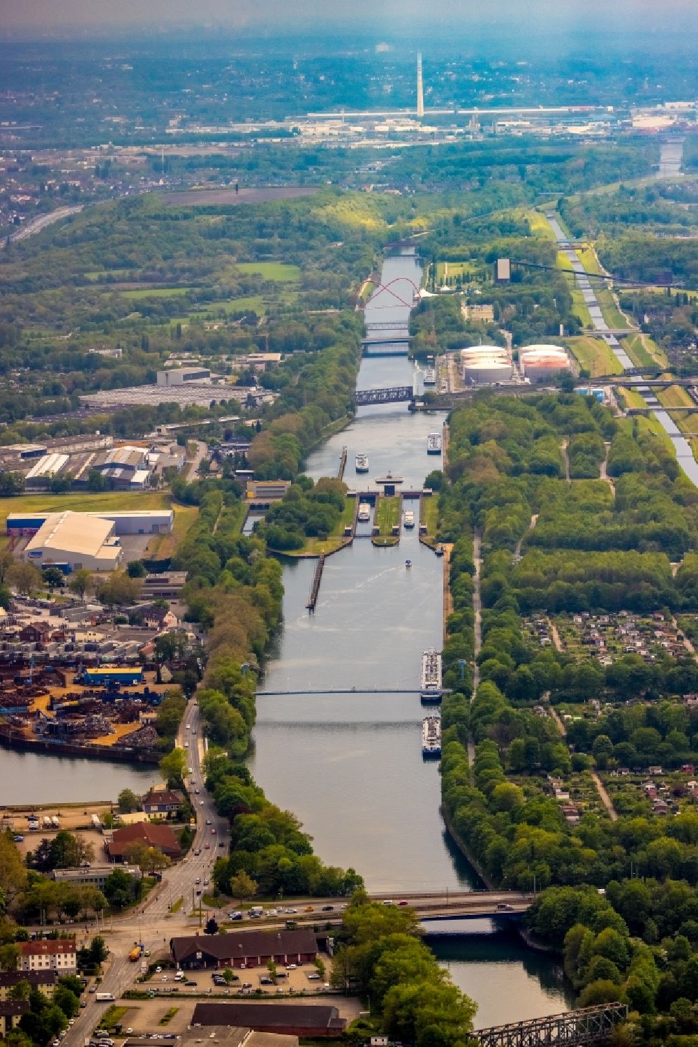 Luftbild Gelsenkirchen - Schleusenanlagen am Ufer der Wasserstraße des Rhein-Herne-Kanals in Gelsenkirchen im Bundesland Nordrhein-Westfalen
