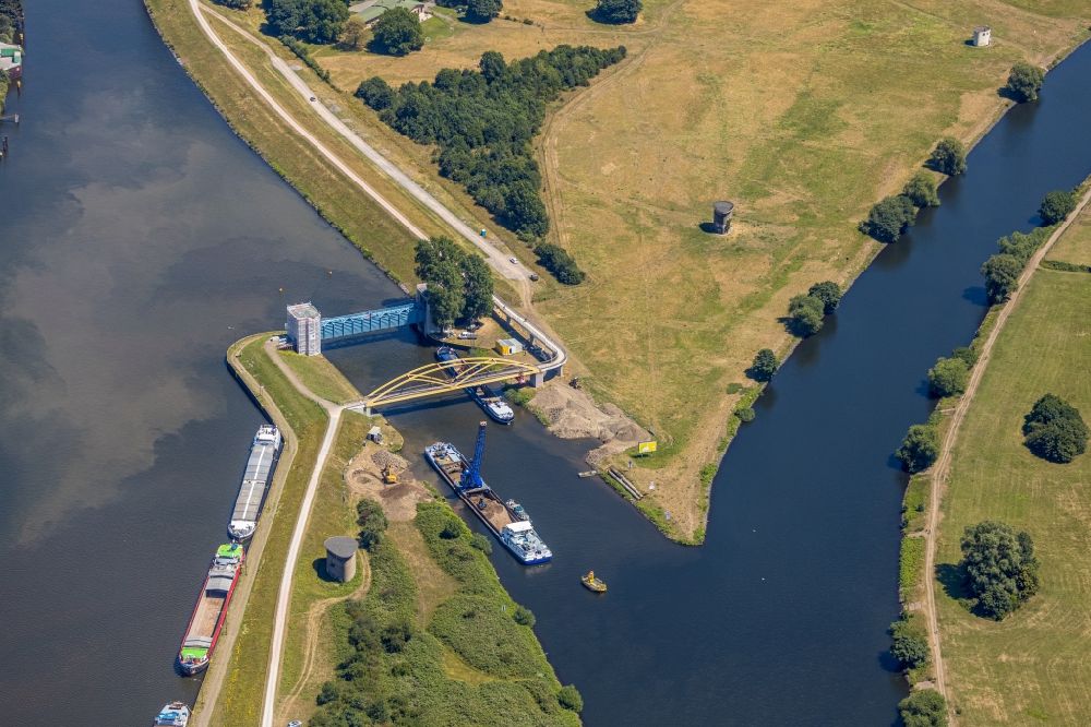 Luftbild Duisburg - Schleusenanlagen am Ufer der Wasserstraße des Ruhr - Verbindungskanal in Duisburg im Bundesland Nordrhein-Westfalen, Deutschland