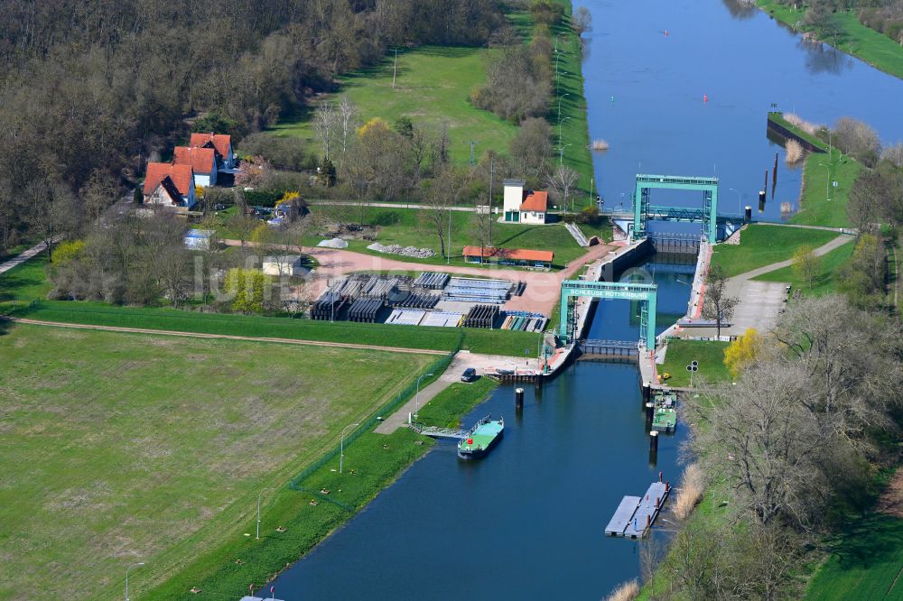 Luftaufnahme Rothenburg - Schleusenanlagen am Ufer der Wasserstraße Saale in Rothenburg im Bundesland Sachsen-Anhalt, Deutschland