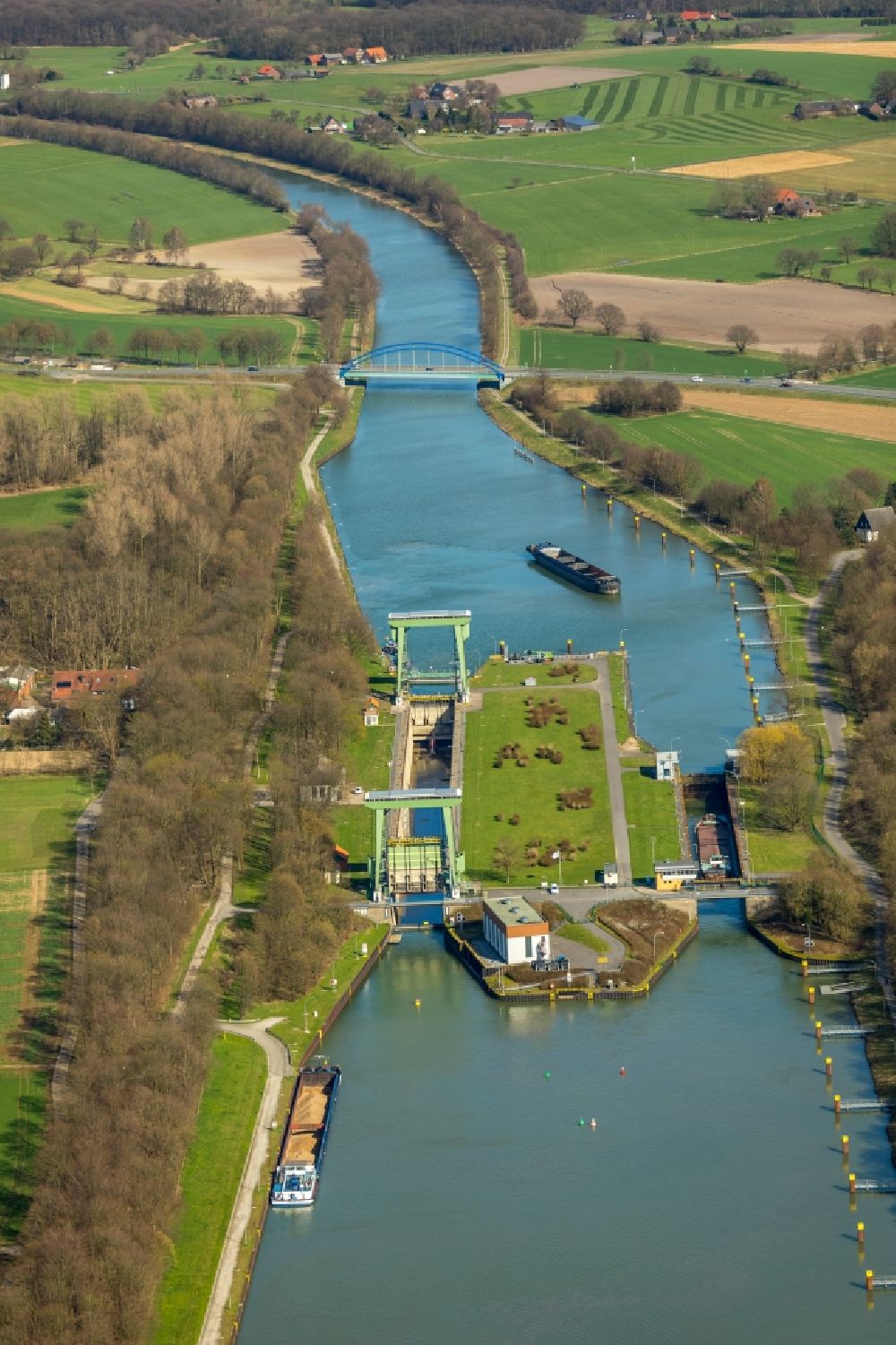Hünxe von oben - Schleusenanlagen am Ufer der Wasserstraße Wesel-Datteln-Kanal in Hünxe im Bundesland Nordrhein-Westfalen, Deutschland