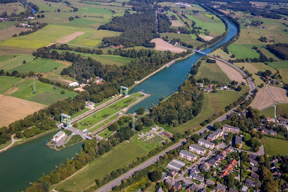 Hünxe von oben - Schleusenanlagen am Ufer der Wasserstraße Wesel-Datteln-Kanal in Hünxe im Bundesland Nordrhein-Westfalen, Deutschland