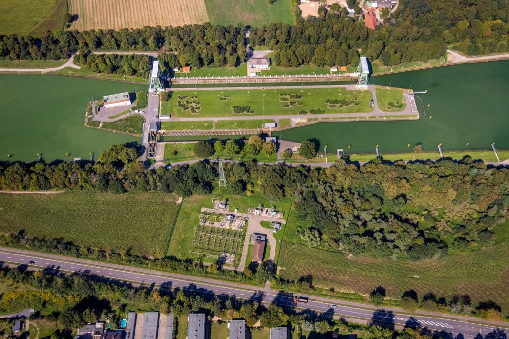 Hünxe aus der Vogelperspektive: Schleusenanlagen am Ufer der Wasserstraße Wesel-Datteln-Kanal in Hünxe im Bundesland Nordrhein-Westfalen, Deutschland