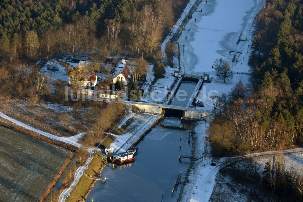 Luftaufnahme Schönwalde-Glien - Schleusenanlagen am Ufer der Wasserstraße des winterlich mit Schnee und Eis bedeckten Havelkanal in Schönwalde-Glien im Bundesland Brandenburg
