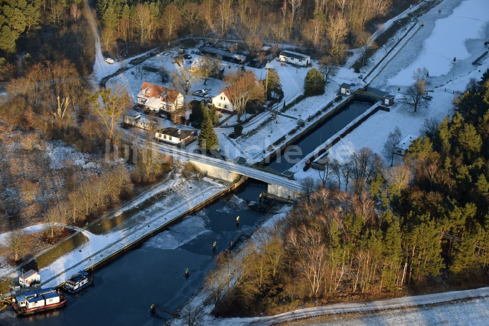 Schönwalde-Glien aus der Vogelperspektive: Schleusenanlagen am Ufer der Wasserstraße des winterlich mit Schnee und Eis bedeckten Havelkanal in Schönwalde-Glien im Bundesland Brandenburg