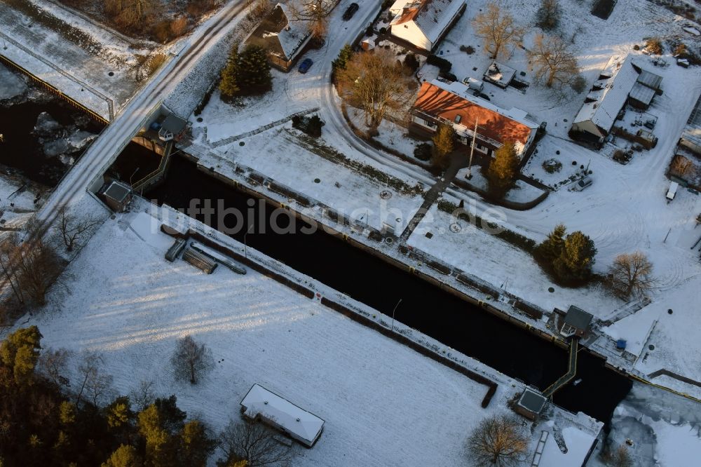 Luftbild Schönwalde-Glien - Schleusenanlagen am Ufer der Wasserstraße des winterlich mit Schnee und Eis bedeckten Havelkanal in Schönwalde-Glien im Bundesland Brandenburg