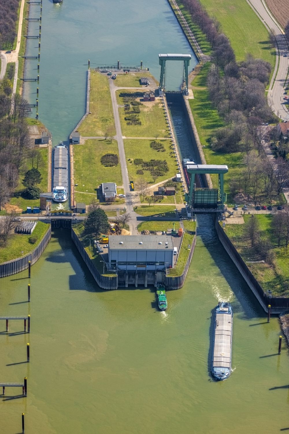 Luftbild Wesel - Schleusenanlagen am Ufer des Wesel-Datteln-Kanal in Wesel im Bundesland Nordrhein-Westfalen, Deutschland