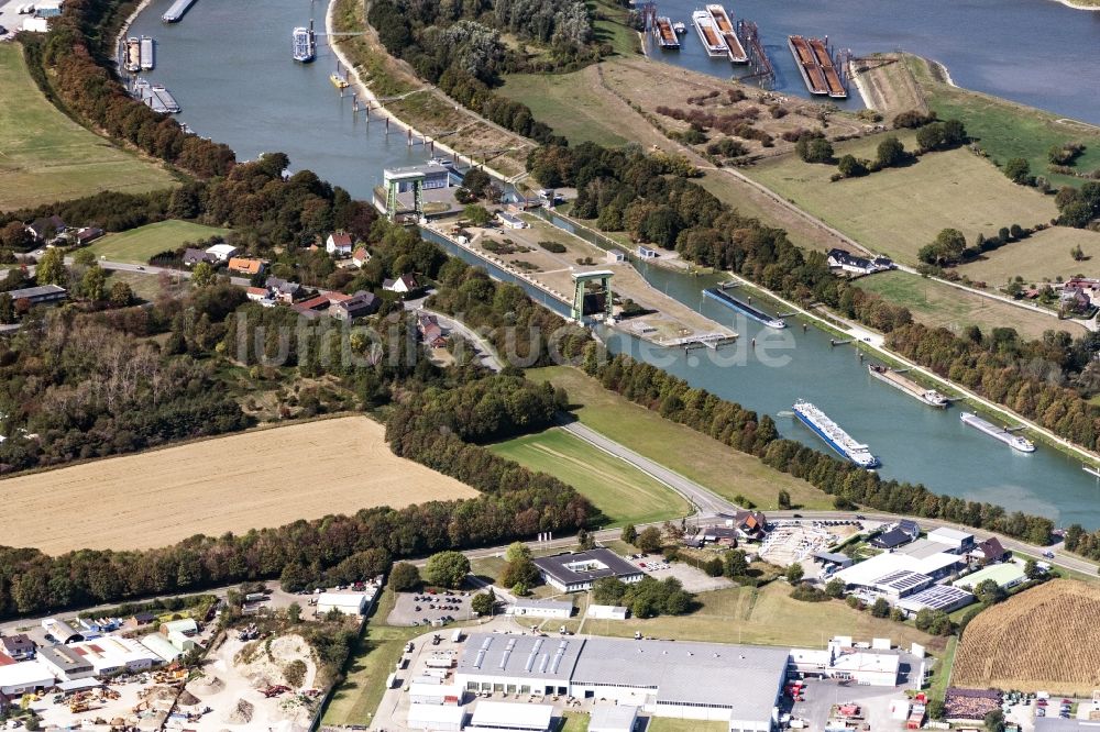Wesel aus der Vogelperspektive: Schleusenanlagen am Ufer des Wesel-Datteln-Kanal in Wesel im Bundesland Nordrhein-Westfalen, Deutschland