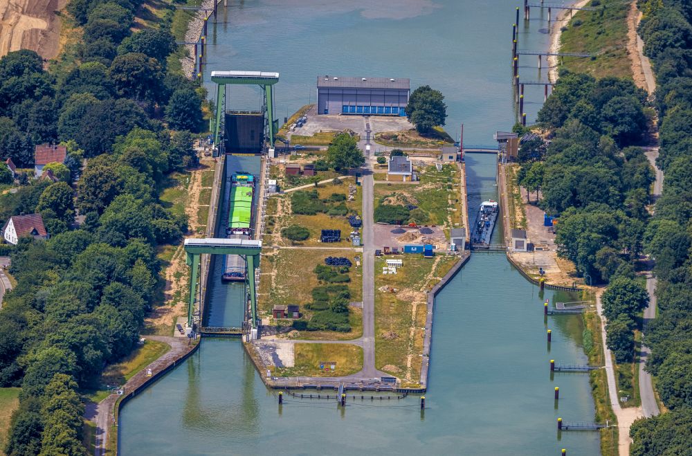 Luftaufnahme Wesel - Schleusenanlagen am Ufer des Wesel-Datteln-Kanal in Wesel im Bundesland Nordrhein-Westfalen, Deutschland