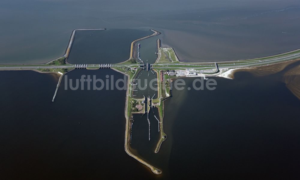 Luftaufnahme Kornwerderzand - Schleusenanlagen Waddendeilanden zum IJsselmeer in Kornwerderzand in Friesland, Niederlande