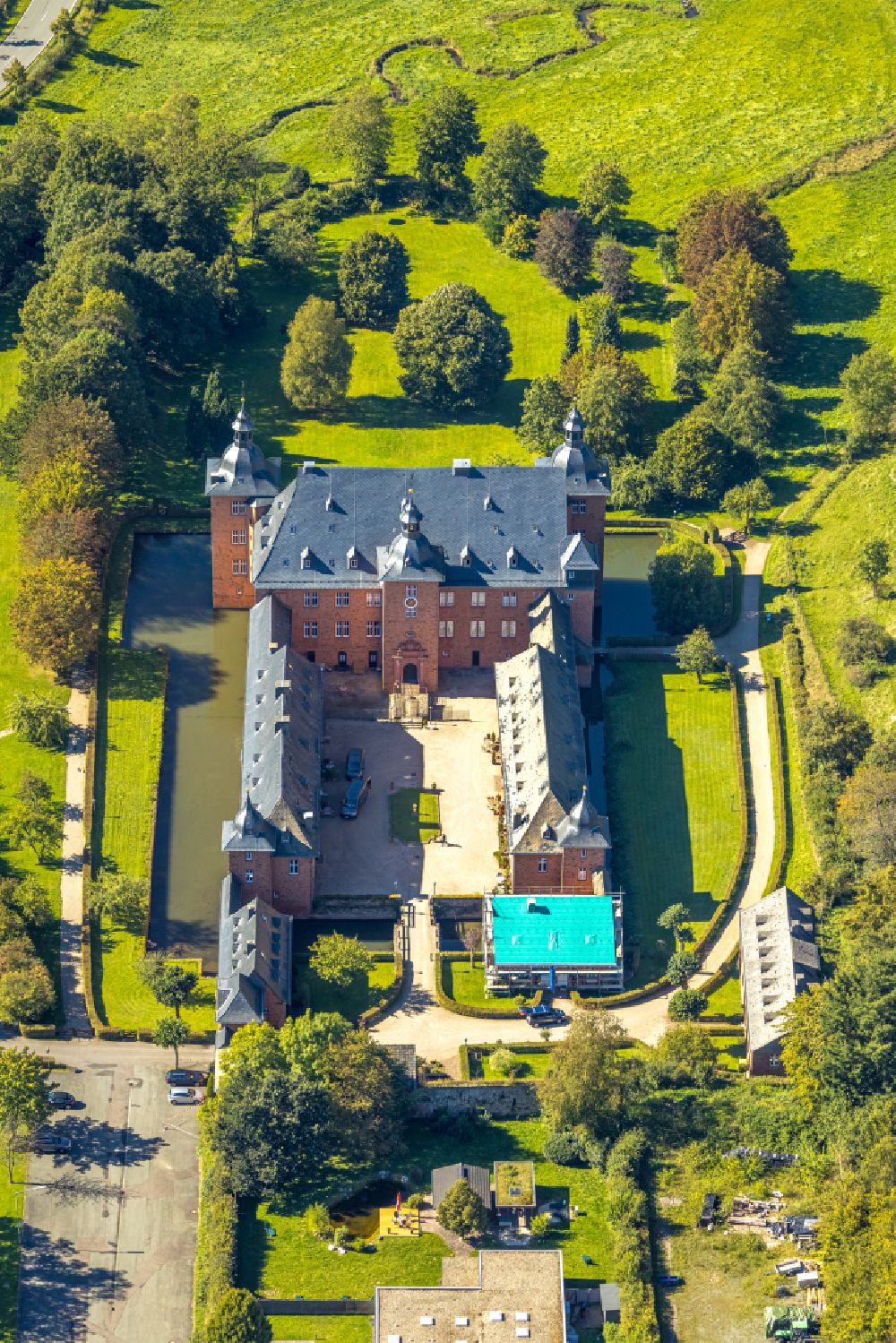 Kirchhundem aus der Vogelperspektive: Schloss Adolfsburg in Kirchhundem im Bundesland Nordrhein-Westfalen