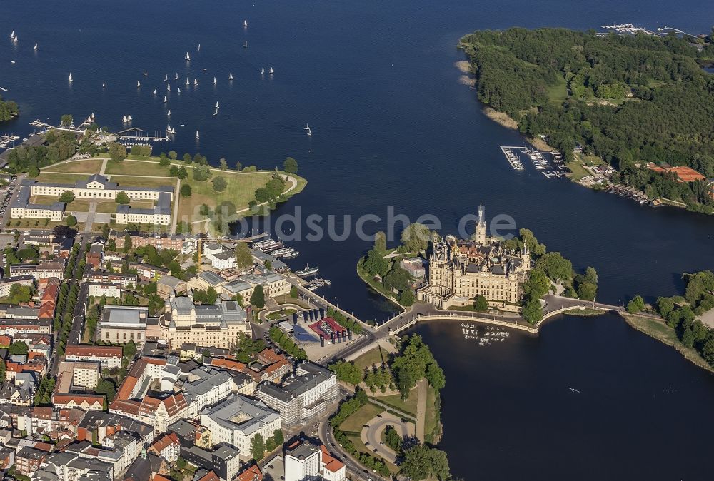 Schwerin aus der Vogelperspektive: Schloss mit Altstadt in Schwerin im Bundesland Mecklenburg-Vorpommern