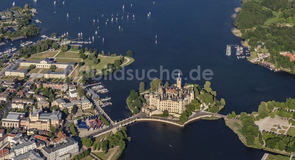 Luftbild Schwerin - Schloss mit Altstadt in Schwerin im Bundesland Mecklenburg-Vorpommern