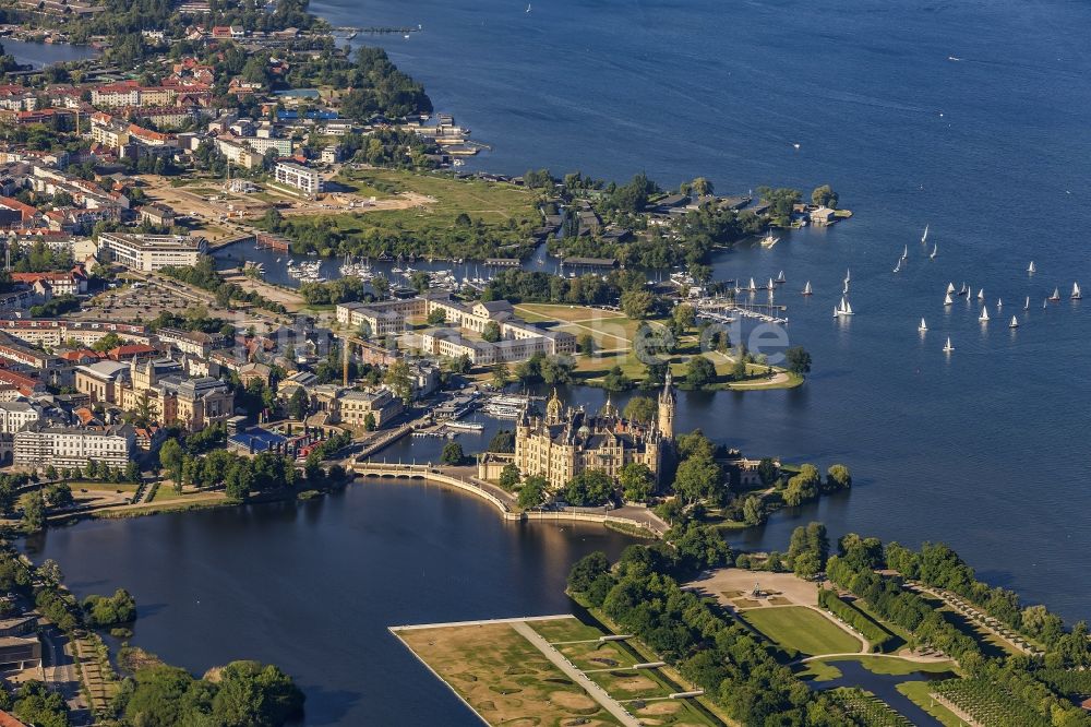 Luftaufnahme Schwerin - Schloss mit Altstadt in Schwerin im Bundesland Mecklenburg-Vorpommern