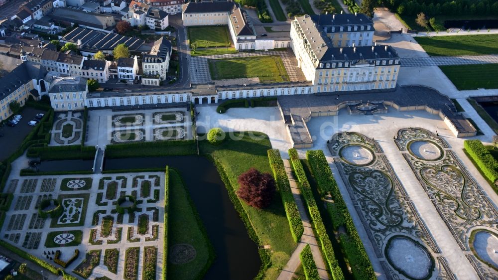Brühl aus der Vogelperspektive: Schloss Augustusburg in Brühl in Nordrhein-Westfalen