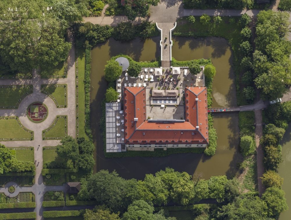 Gelsenkirchen aus der Vogelperspektive: Schloss Berge auf der Südseite des Buerschen Berges im Stadtteil Buer von Gelsenkirchen in Nordrhein-Westfalen