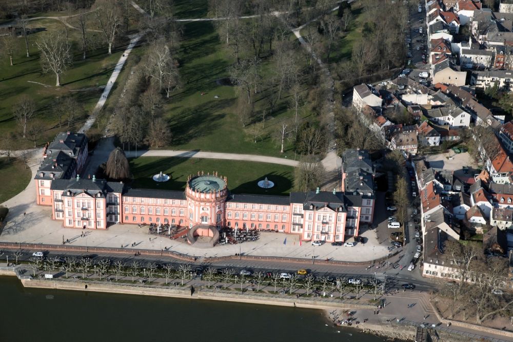 Luftaufnahme Wiesbaden - Schloß Biebrich in Wiesbaden im Bundesland Hessen, Deutschland