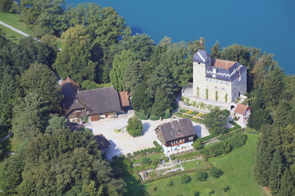 Buonas aus der Vogelperspektive: Schloss Buonas auf der Halbinsel Buonas in Risch am Zugersee in der Schweiz im Kanton Zug