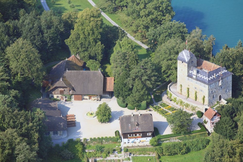Luftaufnahme Buonas - Schloss Buonas auf der Halbinsel Buonas in Risch am Zugersee in der Schweiz im Kanton Zug