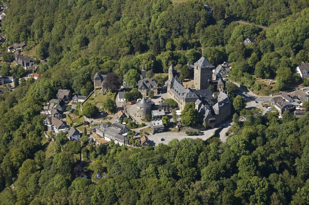Burg / Solingen aus der Vogelperspektive: Schloss Burg ,die größte rekonstruierte Burganlage in Nordrhein-Westfalen