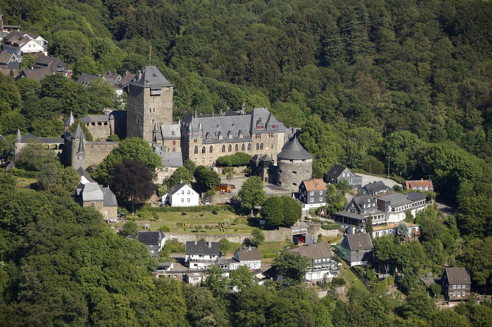 Luftbild Burg / Solingen - Schloss Burg ,die größte rekonstruierte Burganlage in Nordrhein-Westfalen