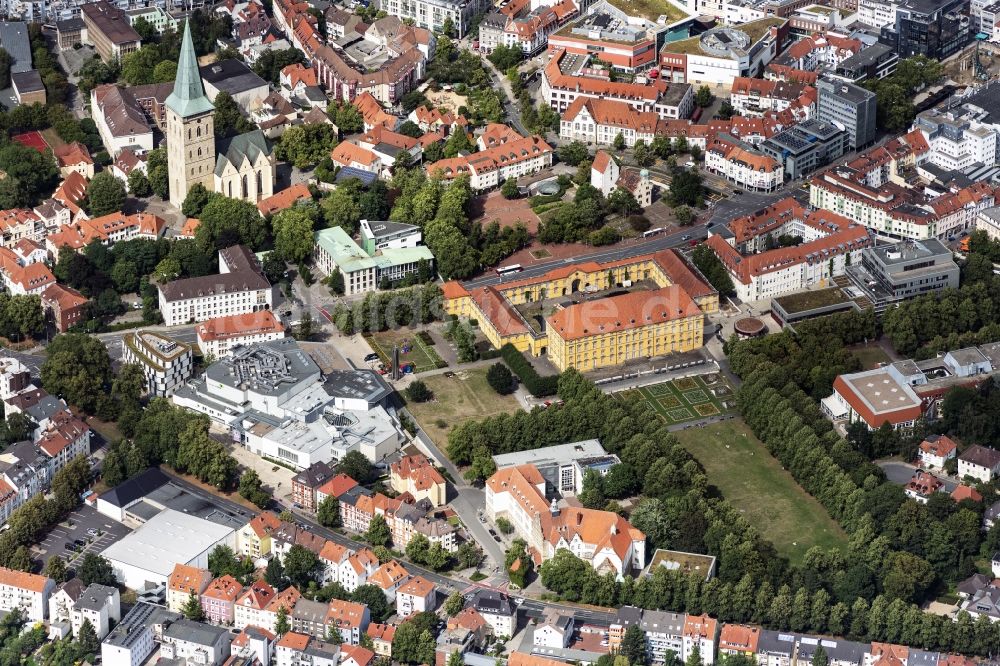 Osnabrück aus der Vogelperspektive: Schloss und Campus- Gebäude der Universität Osnabrück in Osnabrück im Bundesland Niedersachsen, Deutschland