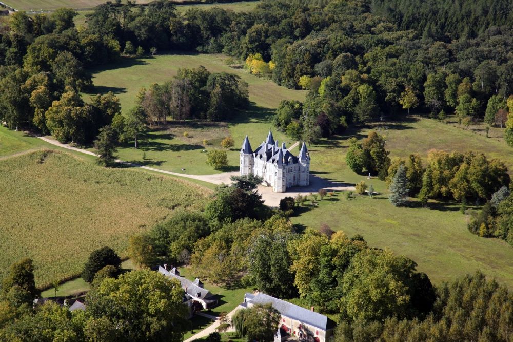 Chaumont d' Anjou aus der Vogelperspektive: Schloss Chateau Rouvoltz in Chaumont d' Anjou in Pays de la Loire, Frankreich
