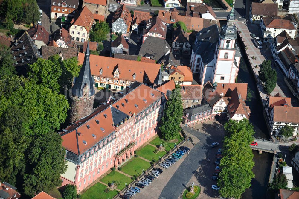 Luftbild Erbach - Schloss Erbach mit Bergfried im Zentrum der Stadt Erbach (Odenwald) in Baden-Württemberg