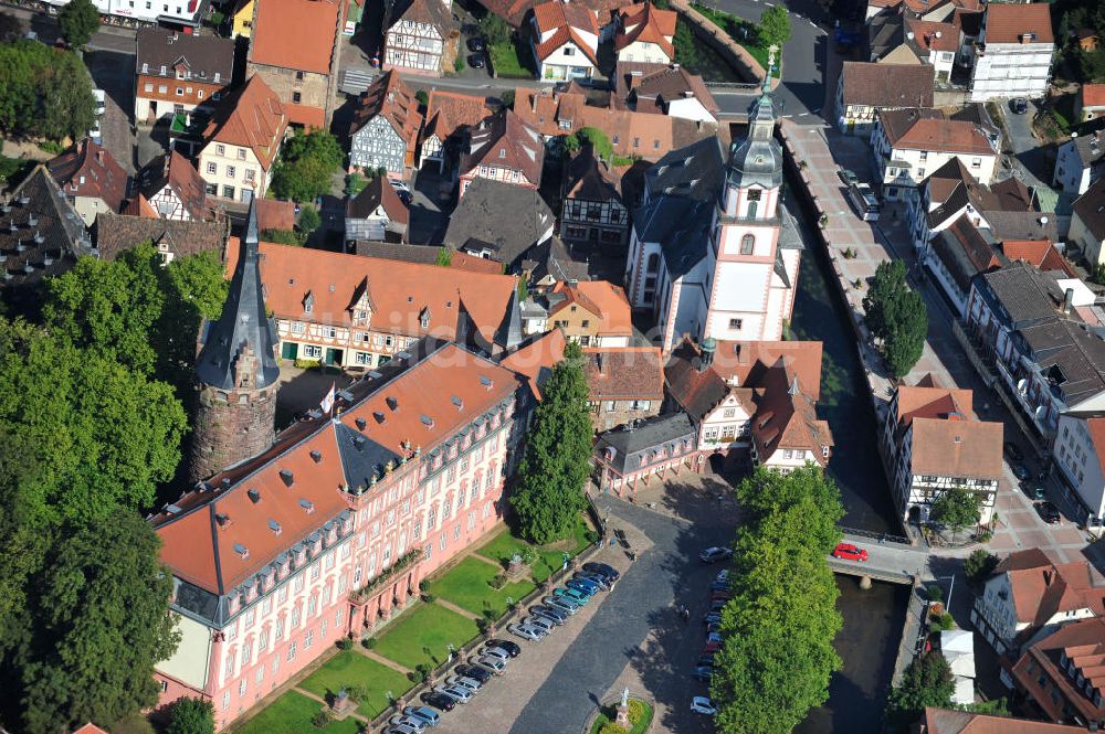 Luftaufnahme Erbach - Schloss Erbach mit Bergfried im Zentrum der Stadt Erbach (Odenwald) in Baden-Württemberg