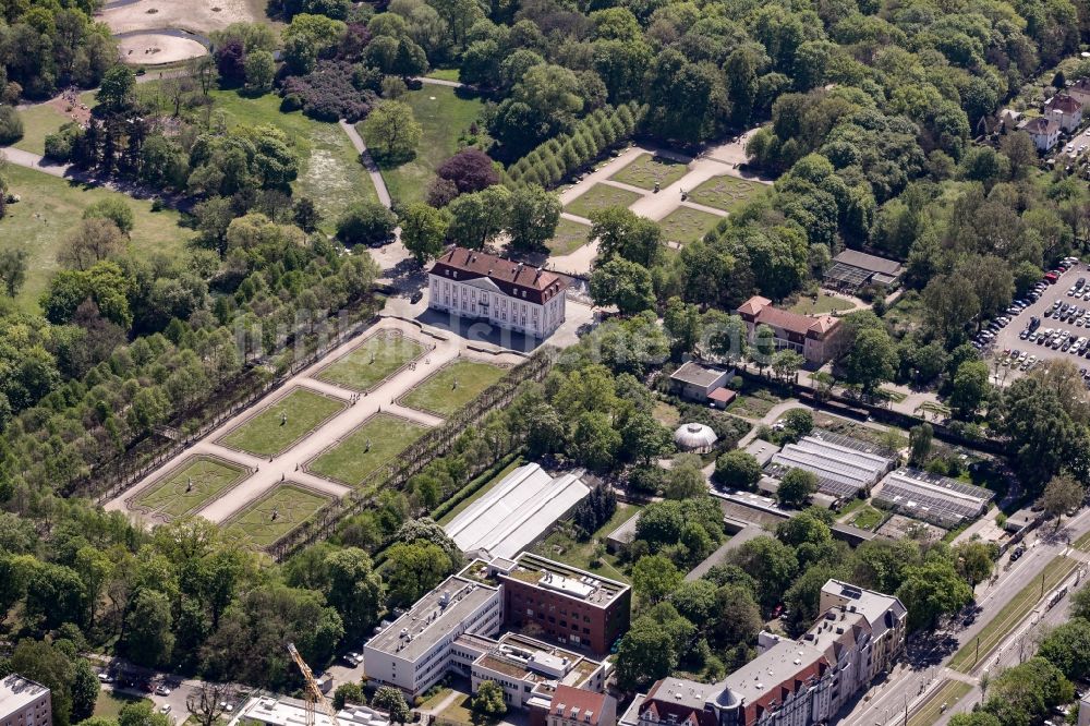 Luftaufnahme Berlin - Schloss Friedrichsfelde im Tierpark Berlin im Ortsteil Friedrichsfelde im Bezirk Lichtenberg in Berlin
